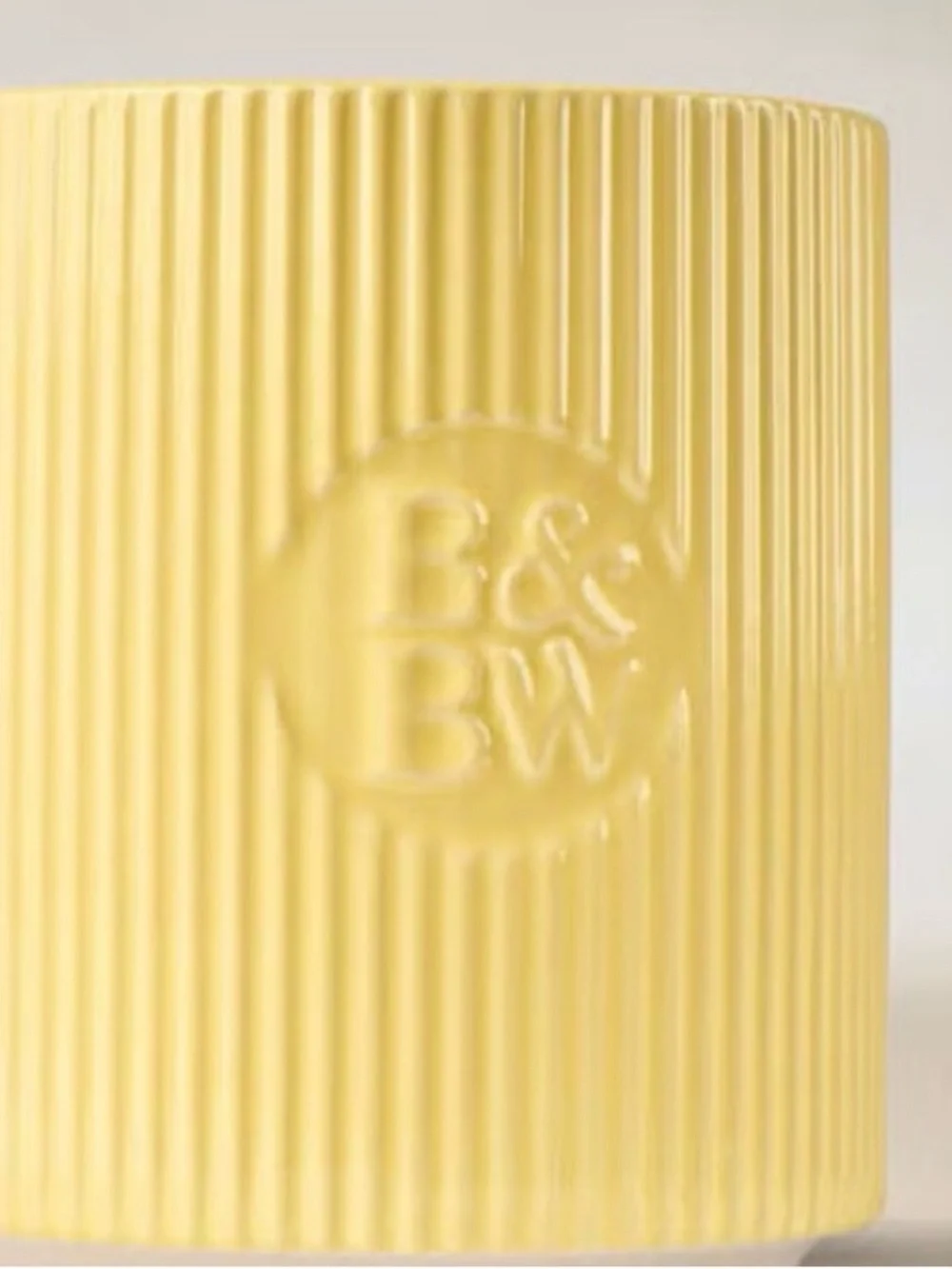 DISCONTINUED-Bath & Body Works Cozy Amber & Vanilla Ceramic Single Wick Candle - Picture 2 of 4